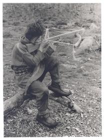 Junge mit Armbrust