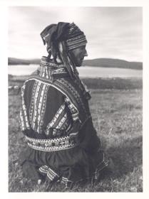 Same in Tracht (Rückansicht)