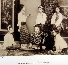 Vornehme Dame mit Dienerinnen.