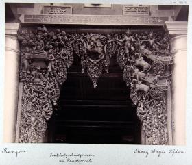Shoay Dagon Kjáon. Shwedagon Pagode; Teakholzschnitzereien am Hauptportal