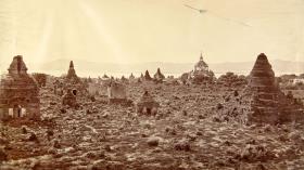 Die Ruinentempel von Bagan Gesehen von der Thatpinnyu Pagode.