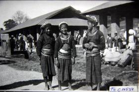 "Südshanfrauen mit Rohrreifen um den Hüften. Primitivstämme, Birma, Siam." (OT)