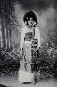 a type of Burmiese Lady. half Shan half Burmies