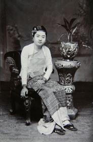 sitzende Frau