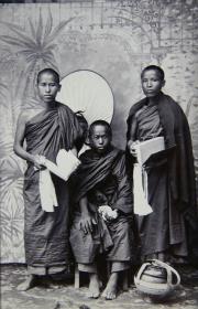 Hpoongyies (Buddist priests)