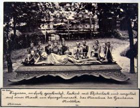 Gautama Buddha  liegend umgeben von Figuren, aus Holz geschnitzt