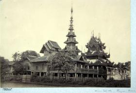 Haus aus Teak-Holz