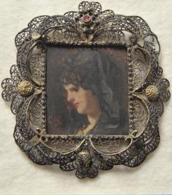 Frau mit Tuch. Miniatur aus der Sammlung Loewe