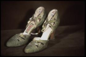 Grüne ausgeschnittene Pumps
