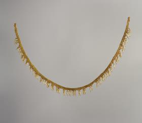 Halskette mit lanzettförmigen Anhängern ("Bucheckern"-Halsband)