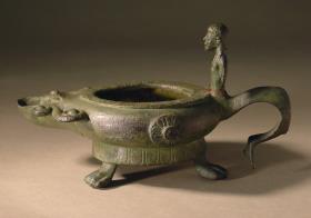 Archaische Lampe mit der Figur eines Tritons als Griff
