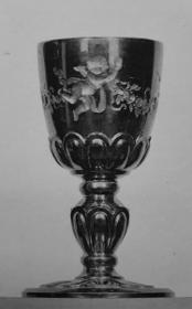 Pokal mit drei Genien mit Fruchtgirlanden