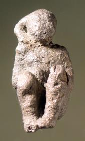 Statuette des kauernden Harpokrates, in ägyptischer Weise mit der rechts herabhängenden einzelnen Haarlocke dargestellt