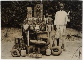 Sohn von Chief Eholla mit Benin-Objekten in Nigeria um 1900-1902