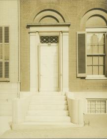 Baltimore, 415, North Charles Street, Hauseingang