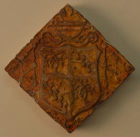 Fliese mit Wappen des Aachener Dechanten Johann von Schönrath
