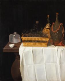 Tisch mit Gläserkorb, Flaschen, Schraubdose und Teeschale
