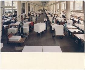 Papierfabrik Scheufelen, Blick in eine Halle mit fertigen Bögen (Papier wird zugeschnitten?)