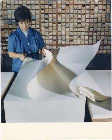 Papierfabrik Scheufelen, Mitarbeiterin mit  Papierbögen