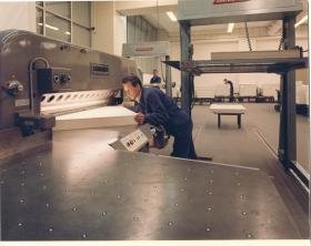Papierfabrik Scheufelen, Mitarbeiter an einer Papierschneidemaschine (Planschneider)