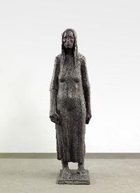 Frau mit Gewand und Kopftuch (Ältere Frau)