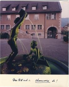 Papierfabrik Scheufelen, Lenningen, Rathausvorplatz mit Brunnen (Spielende Kinder)