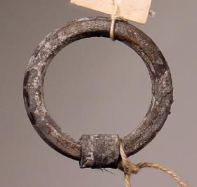Fingerring (?) mit Schloss in Form eines umgelegten Bands