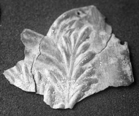 Ein viertes, nicht anpassendes Blechfragment mit der Darstellung eines Eichenzweigs
