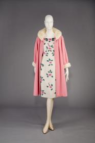 Perlbesticktes Rosenkleid mit Samtmantel