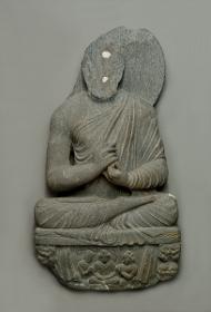 Sitzender Buddha in Lehrgeste (dharmachakra-mudra) auf Löwenthron mit Vorhangmotiv (Fragment). Sockelrelief: Verehrungsszene mit meditierendem Bodhisattva