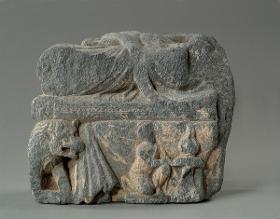 Unterkörper eines meditierenden Buddha auf Löwenthron mit Vorhangmotiv (Fragment). Sockelrelief: Knieender Adorant vor Feuerständer (Fragment)