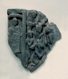 Erzählende Szene (Fragment): Bekehrung des Angulimala (rechts). Szenentrenner: stehender Buddha in abhaya-mudra unter Schirm (links)