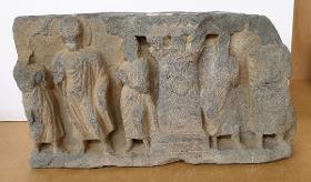 Zwei Verehrungsszenen jeweils eines stehenden Buddha in Schutzgeste (abhaya-mudra) (Fragment)