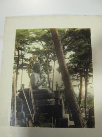 Amida-Sitzstatue auf einem Friedhof