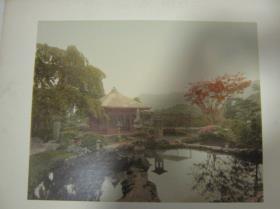Pavillon an einem Teich in einem Park von Nikkô