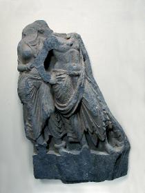 Erzählende Szene (Fragment): Mann (Mara?) begleitet von Frau mit Herzblatt am Gürtel