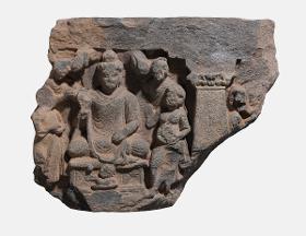 Unidentifizierte Szene mit sitzendem Buddha in Schutzgeste (abhaya-mudra) und Begleitfiguren (Fragment)