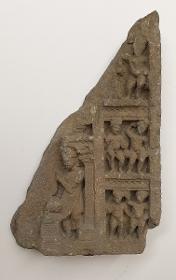 Teil einer vertikalen Stele (Fragment): Verehrung eines sitzenden Buddha (?) (links); Yaksha-Eroten in übereinandergestaffelten Bildfeldern (rechts)