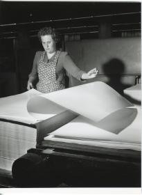 Papierfabrik Scheufelen, Mitarbeiterin mit  Papierbögen
