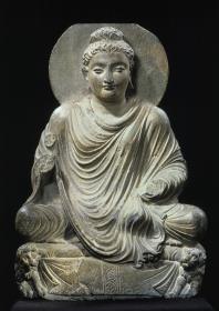 Sitzender Buddha in Schutzgeste (abhaya-mudra) auf Löwenthron mit Vorhangmotiv (Fragment)