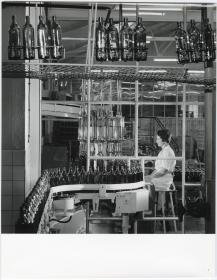 Doornkaat, Mitarbeiterin an der Flaschen-Verpackungsanlage (Doornkaat-Flaschen)