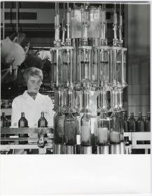 Doornkaat, Mitarbeiterin an der Flaschen-Verpackungsanlage (Doornkaat-Flaschen)