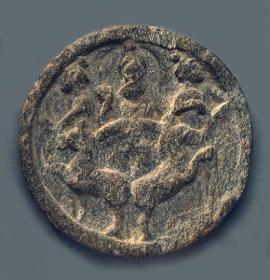 Tellerchen (Libationsschale?) mit Frontalansicht des Sonnengottes Surya in zweispännigem Wagen mit zwei Begleitfiguren