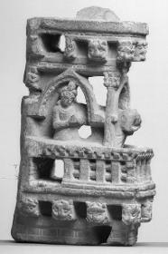 Schmuckfries, von oben nach unten: Leiste mit Löwenkopfprotomen; Verehrerin unter Chaitya-Bogen; Zaunmotiv (vedika); Leiste mit Löwenkopfprotomen