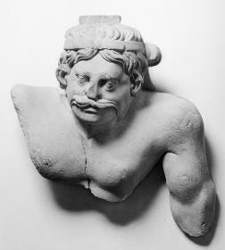 Genius/Atlant mit Schnurrbart und Stirnband (Fragment)