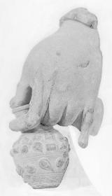 Hand des zukünftigen Buddha Maitreya mit Amrita-Fläschchen (Kamandalu)