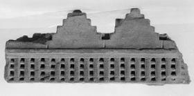 Schmuckfries (Fragment, von oben nach unten): Zikkuratzinnen; Zaunmotiv (vedika)