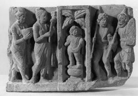 Figurenfries mit zwei Szenen (Fragment): zwei Krieger mit Schwert, Schild und Lanzen (rechts); zwei nach rechts schreitende Figuren, einer mit Topf, einer mit triratna-Standarte. Szenetrenner: Yaksha-Erot auf gefülltem Topf (purnakumbha) unter Blätterdach
