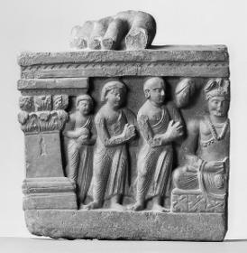 Fuß eines stehenden Buddha (?) (Fragment). Sockelrelief: Verehrungsszene mit zukünftigem Buddha Maitreya in Meditationssitz (Fragment)