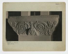 Magnesia am Mäander, Agora, Osthalle, Pfeilerkapitell des Propylons (Aufstellung in Berlin)